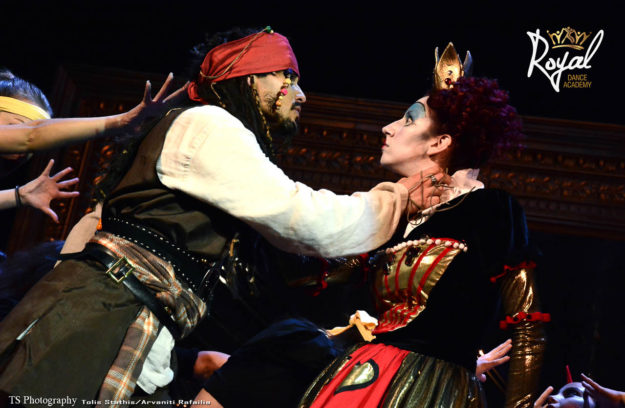 Alice Sails in Royaland #Jack_Sparrow #Red_Queen