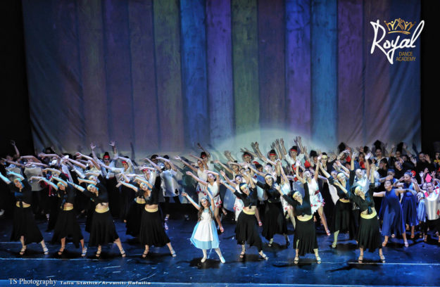 Alice Sails in Royaland